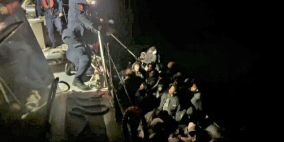 Seferihisar’da Kaçak Geçiş Girişimi: 43 Göçmen Yakalandı